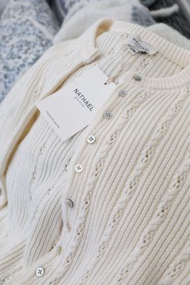 Ecru kabelstickad bomullskofta