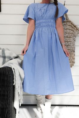 Ljusblå rutig klänning i bomull med smock i midjan och vida korta ärmar