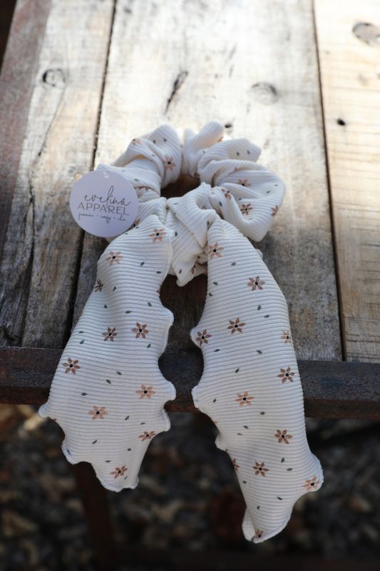 Handgjord scrunchie liten blomma