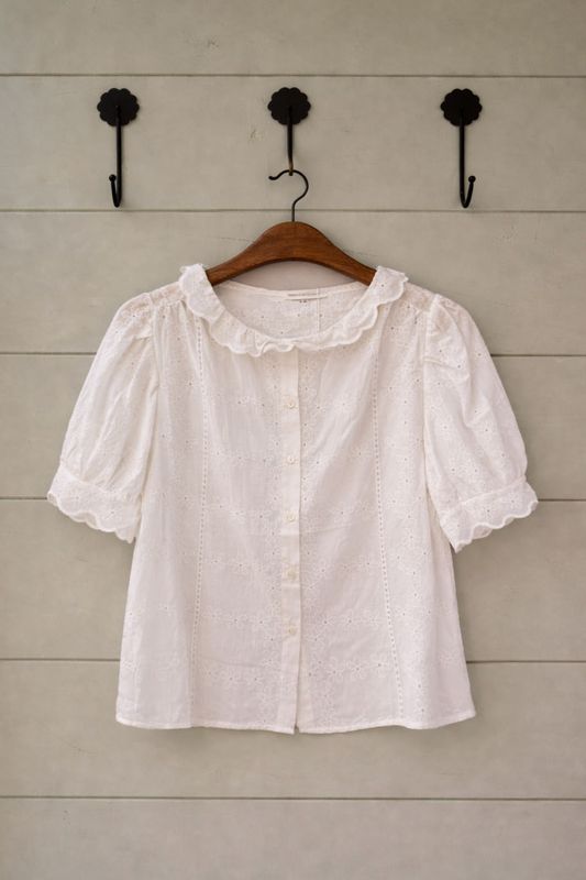 Vit blus i bomull med broderade blommor