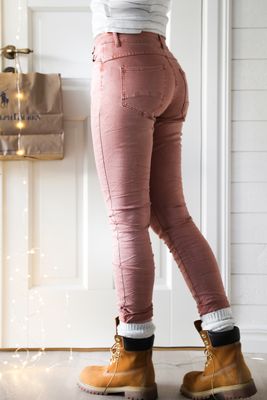 Jeans i favoritmodell vintage rosa med knappar