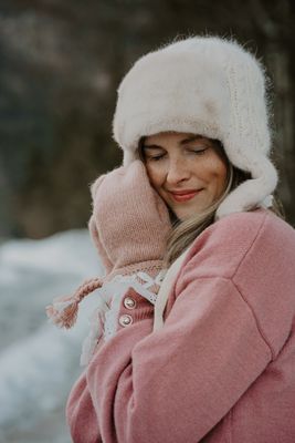 Gullig beige öronlappsmössa