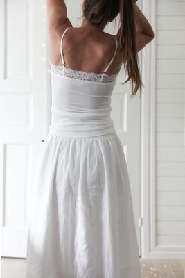 Romantisk ribbat linne med spets No. 1 cremevitt