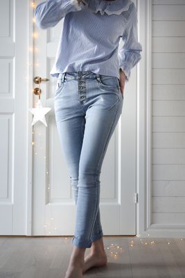 Jeans i favoritmodell ljusblå med knappar