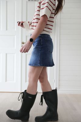 Kort jeanskjol i bomullsdenim blå