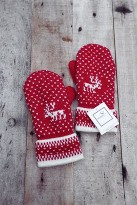 Varm ullvante med skandinaviskt mönster med renar