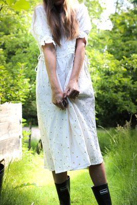 Ljuvlig klänning med broderade guldhjärtan