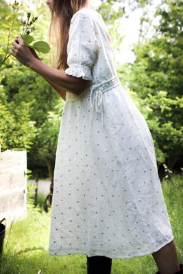 Ljuvlig klänning med broderade guldhjärtan