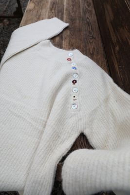 Offwhite stickad tröja med broderade blommor