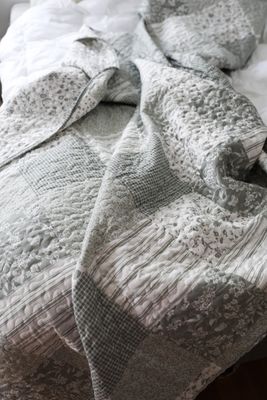 Salviagrönt quiltat lapptäcke 130×180 cm