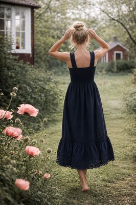Mörkblå klänning med smock och brodyr