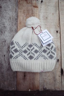 Varm mössa i shetlandsull med skandinaviskt mönster