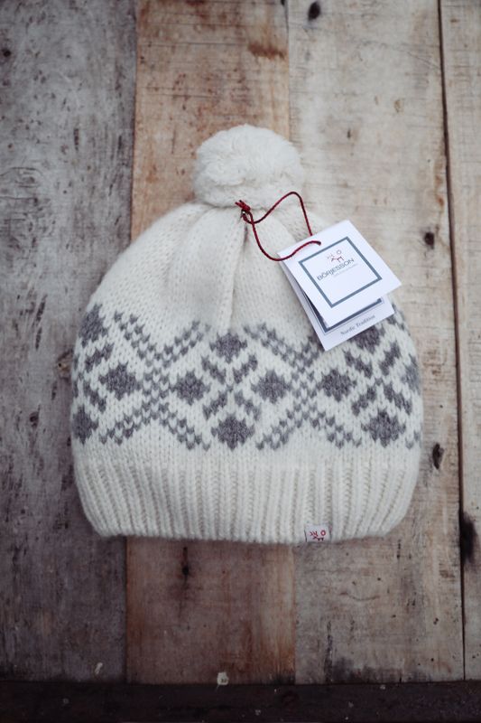 Varm mössa i shetlandsull med skandinaviskt mönster