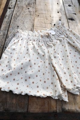 Handgjorda ribbade shorts liten blomma