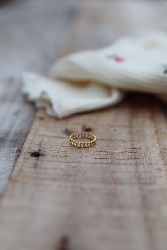 Ring av små hjärtan guld