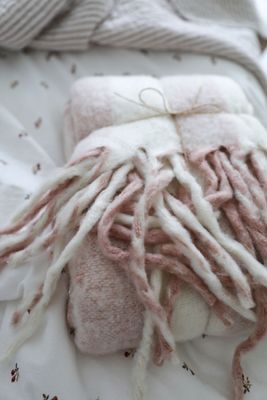 Randig pläd i rosa och vitt med fransar