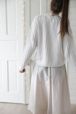 Sommarbris – vit stickad tröja i bomullsblandning