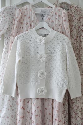 Vit stickad bomullskofta med virkade blommor