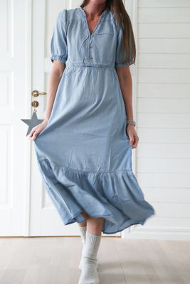 Ljusblå jeansklänning i mjuk denim