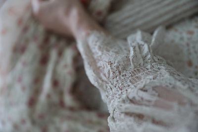 Romantisk spetsklänning grå