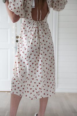 Romantisk klänning med röda rosor