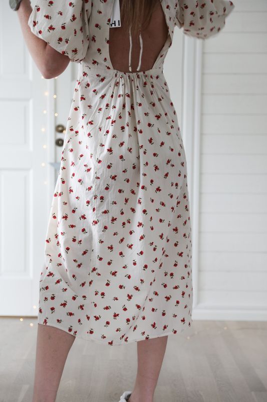 Romantisk klänning med röda rosor