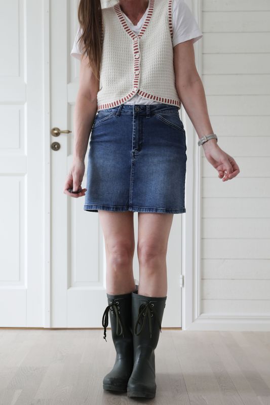 stickad väst med röda kanter 1