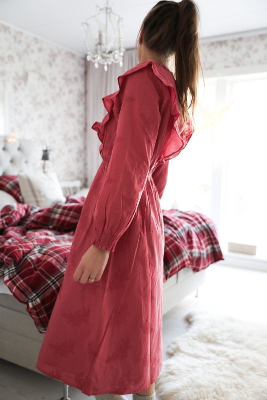 Rosig lång klänning med blombroderier