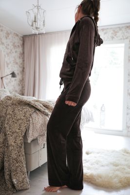 Velourset mörkbrunt