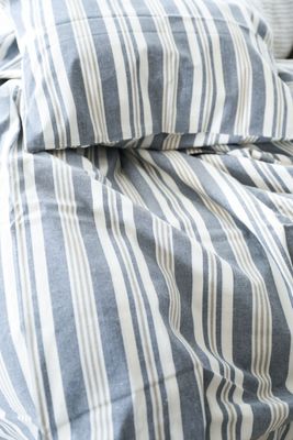 Randigt påslakanset i blått, beige och offwhite