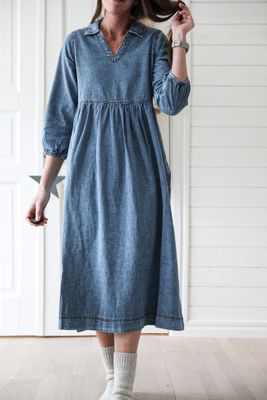 Lantlig blå jeansklänning med fickor