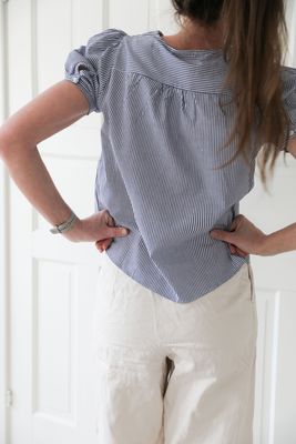 Alternativ information: Randig bomullsblus med broderade detaljer bakifrån