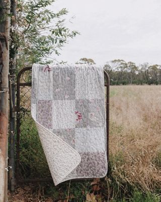 Romantiskt quiltat lapptäcke i mjuka grå och puderrosa toner