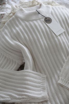 Sommarbris – vit stickad tröja i bomullsblandning