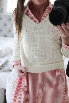 Ecru strukturstickad tröja i bomull på modell