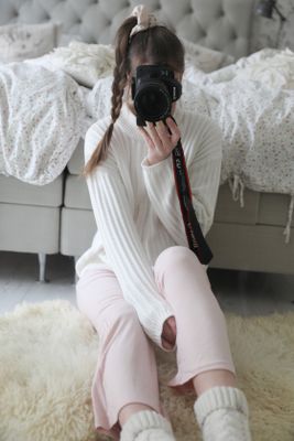 Sommarbris – vit stickad tröja i bomullsblandning