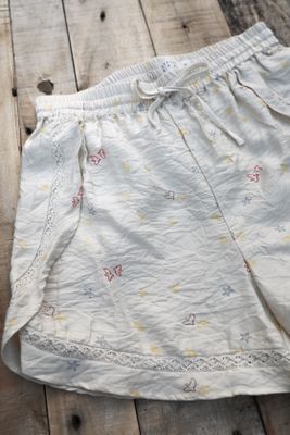 Shorts med spets och gulligt print