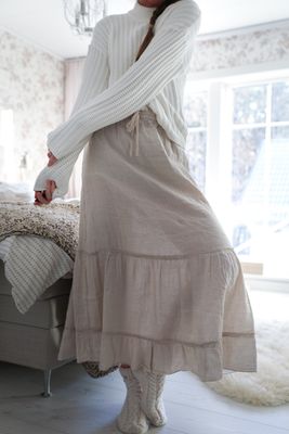 Lång volangkjol i linne beige