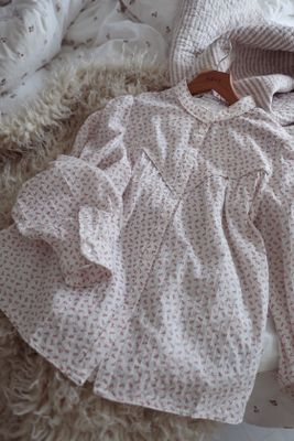 Lantlig blommig skjorta rosa vit