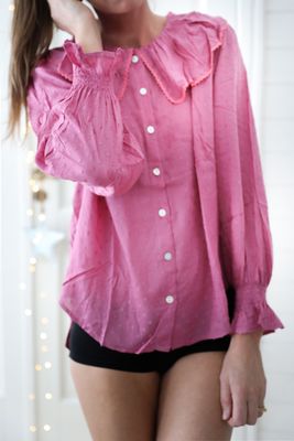 Romantisk ceriserosa skjorta