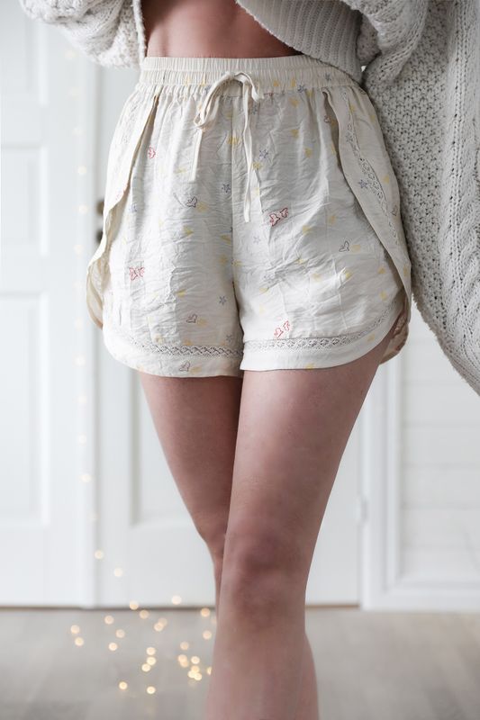 Shorts med spets och gulligt print