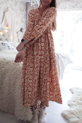 Romantisk lång klänning  spiced caramel