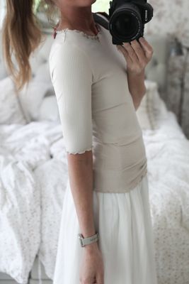 Ribbad top med kruskanter beige