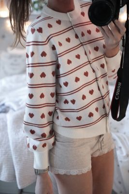 Jaquardstickad kofta med röda hjärtan