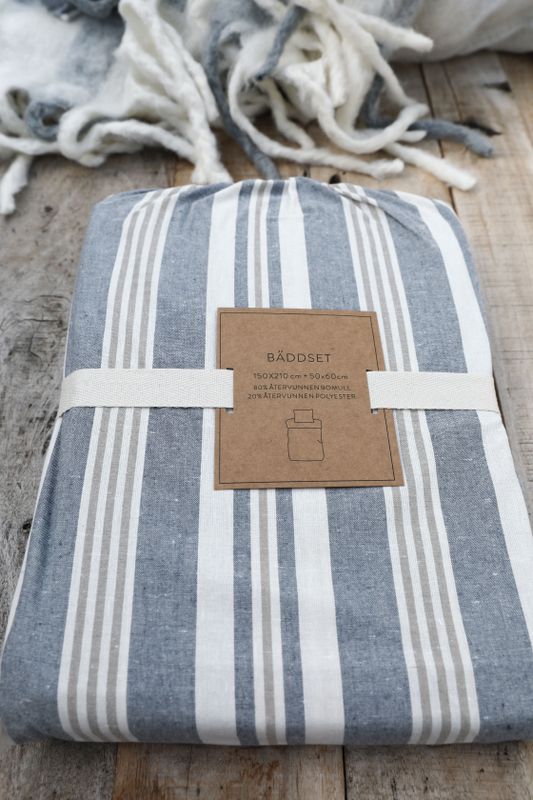 Randigt påslakanset i blått, beige och offwhite