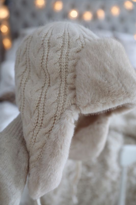 Gullig beige öronlappsmössa