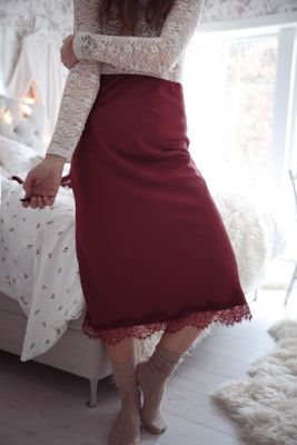 Romantisk vinröd satinkjol