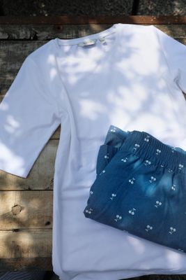 Vit kortärmad baströja i bomullsmodal