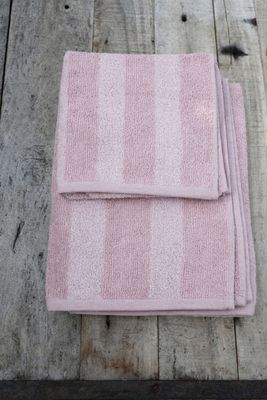 Randig handduk i rosa bomullsfrotté