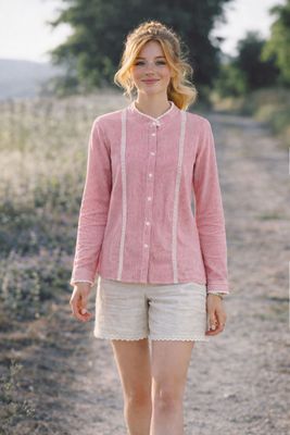 Lantlig bomullsblus i rött och vitt